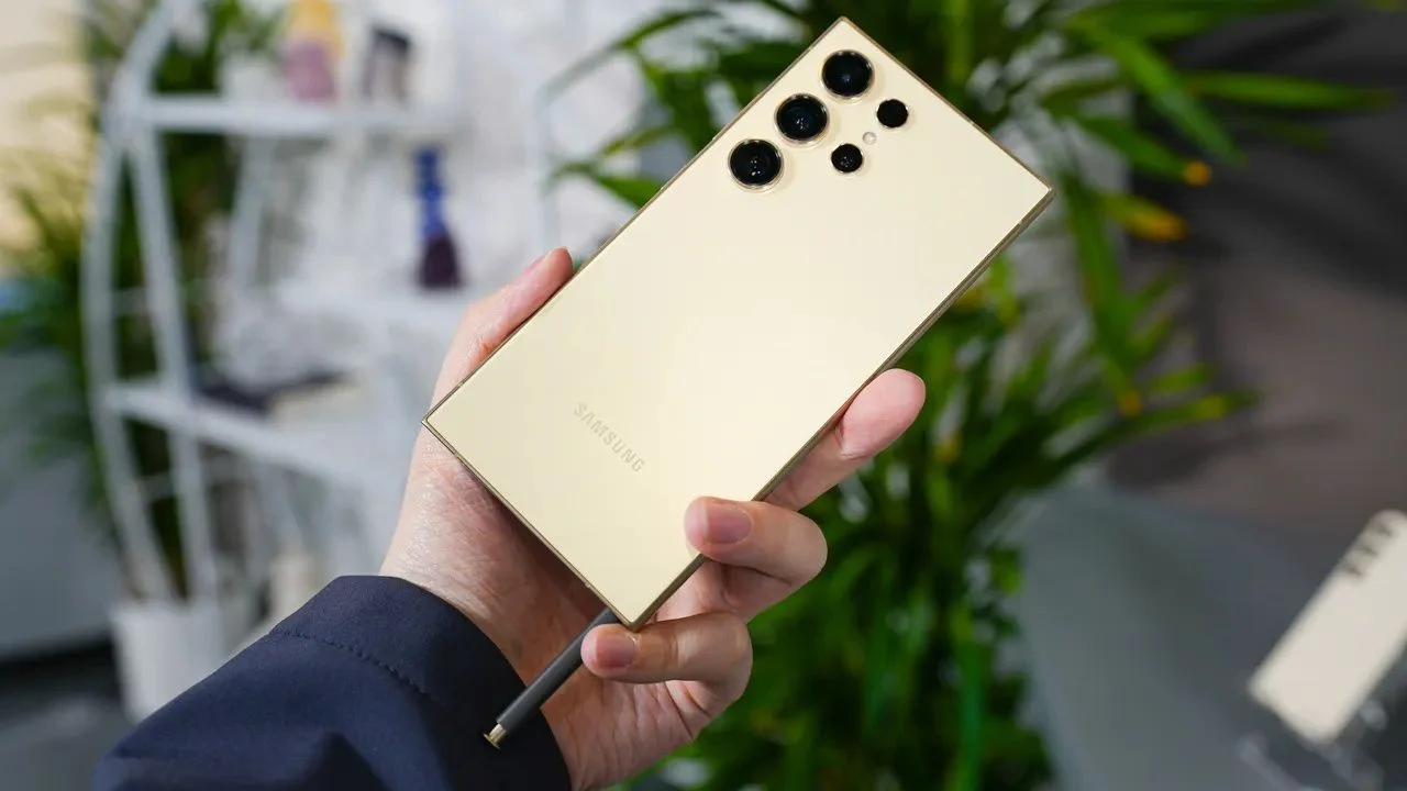 Samsung, Galaxy Z Flip 3, March 2025 security patch, software update, F711NKSS8JYBD, Android update, South Korea, system stability, security vulnerabilities, manual update, Samsung update policy, Galaxy Z Flip 3 5G.
