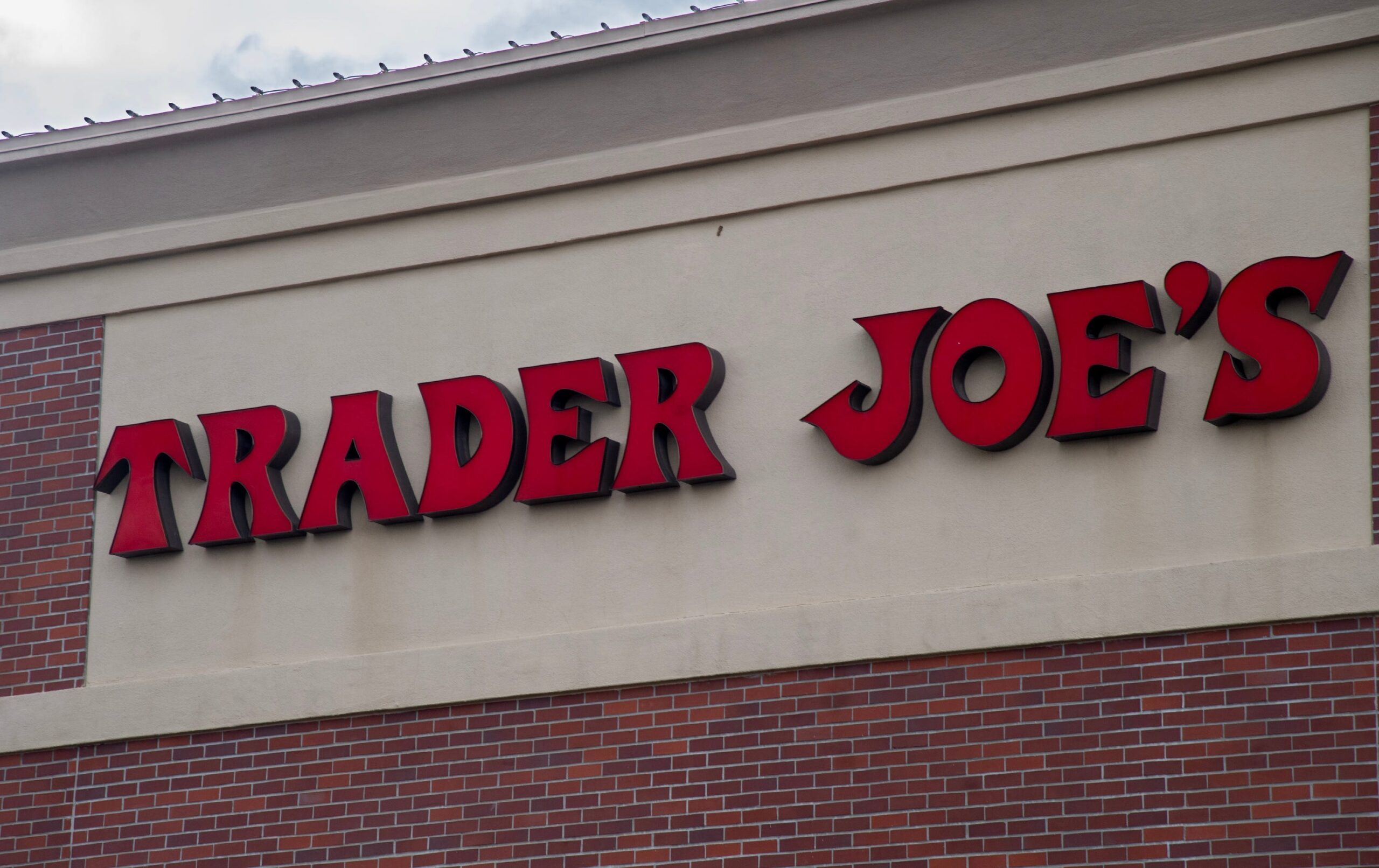 Trader Joes, recall, water recall, Gerolsteiner Sparkling Natural Mineral Water, bottle breakage, laceration hazard, safety recall, food recall, consumer alert, Trader Joes recall 2024, Trader Joes recall 2025
