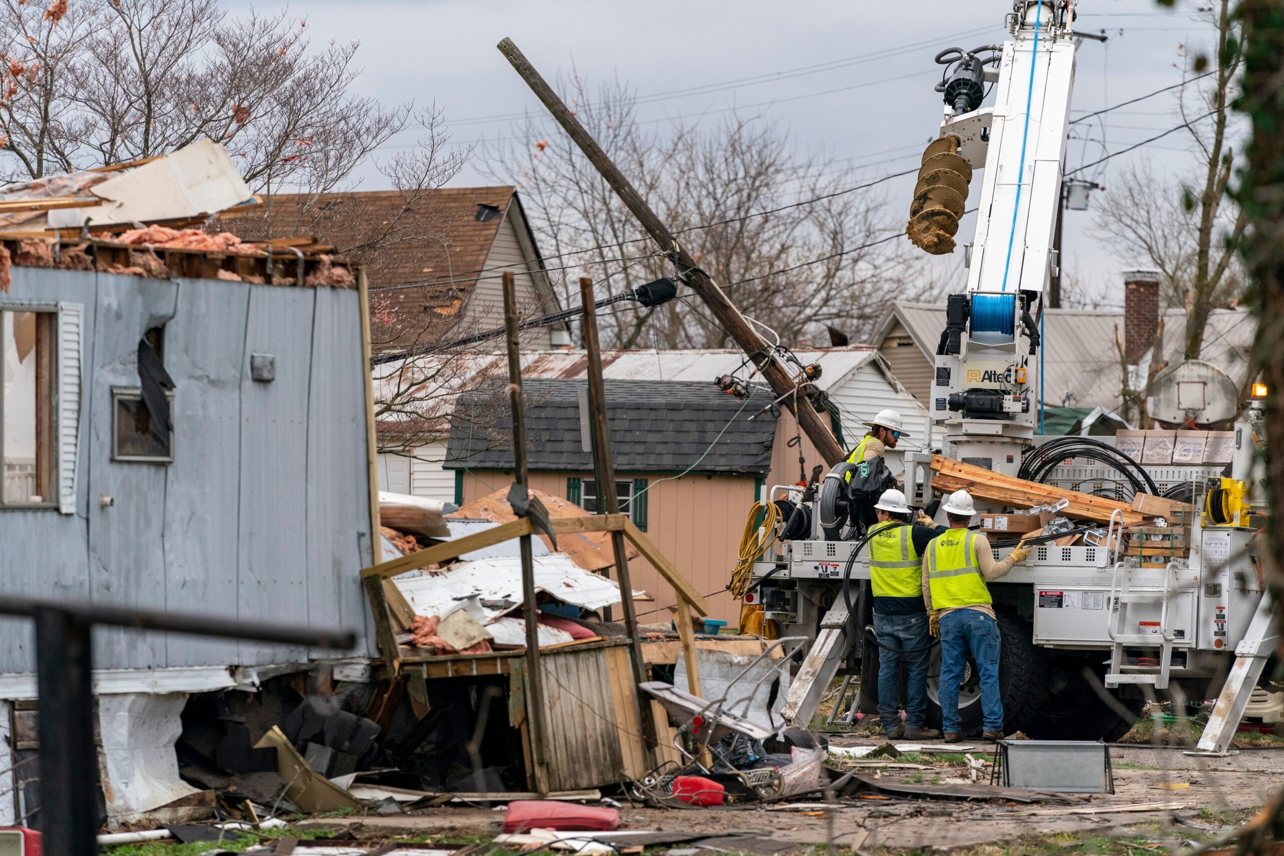 National Guard, tornadoes, wildfires, dust storms, severe weather, damage assessment, fatalities, injuries, Cave City, Arkansas, Donald Trump, disaster relief, weather service, central U.S., eastern U.S.
