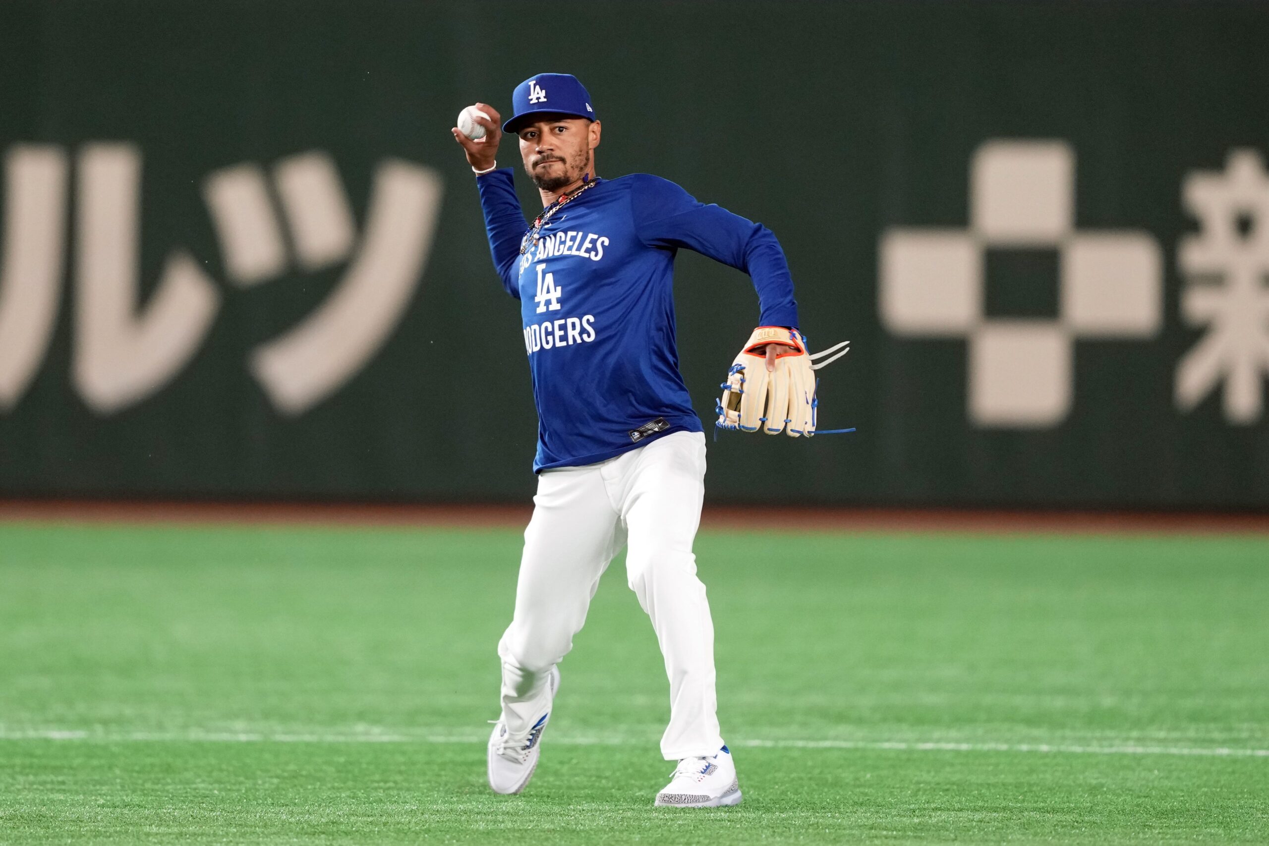 Mookie Betts, Los Angeles Dodgers, MLB, 2025 Season, Injury, Illness, Dave Roberts, Miguel Rojas, Shortstop, Chicago Cubs, Tokyo Series, Baseball, News, Sports, Player Update, Roster, World Series

