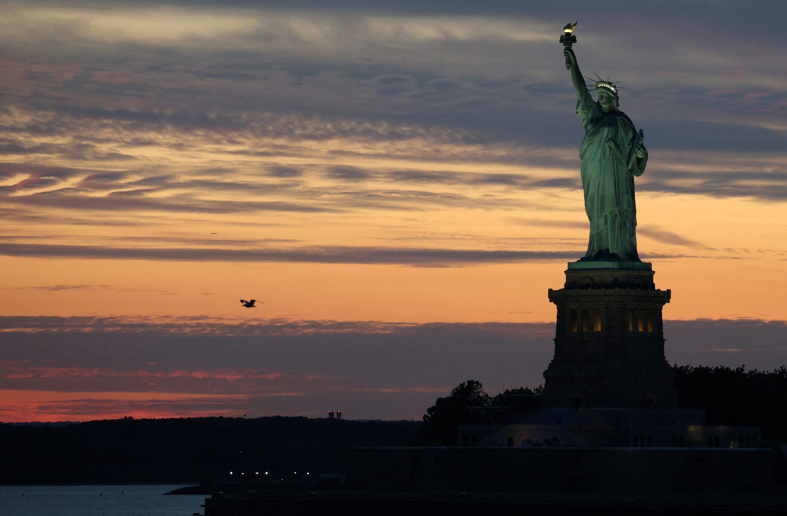 Statue of Liberty, Raphaël Glucksmann, Donald Trump, France, United States, US relations, Franco-American relations, tariffs, Ukraine, Russia, trade war, federal workforce reductions, political critique, Karoline Leavitt, Place Publique, European Parliament
