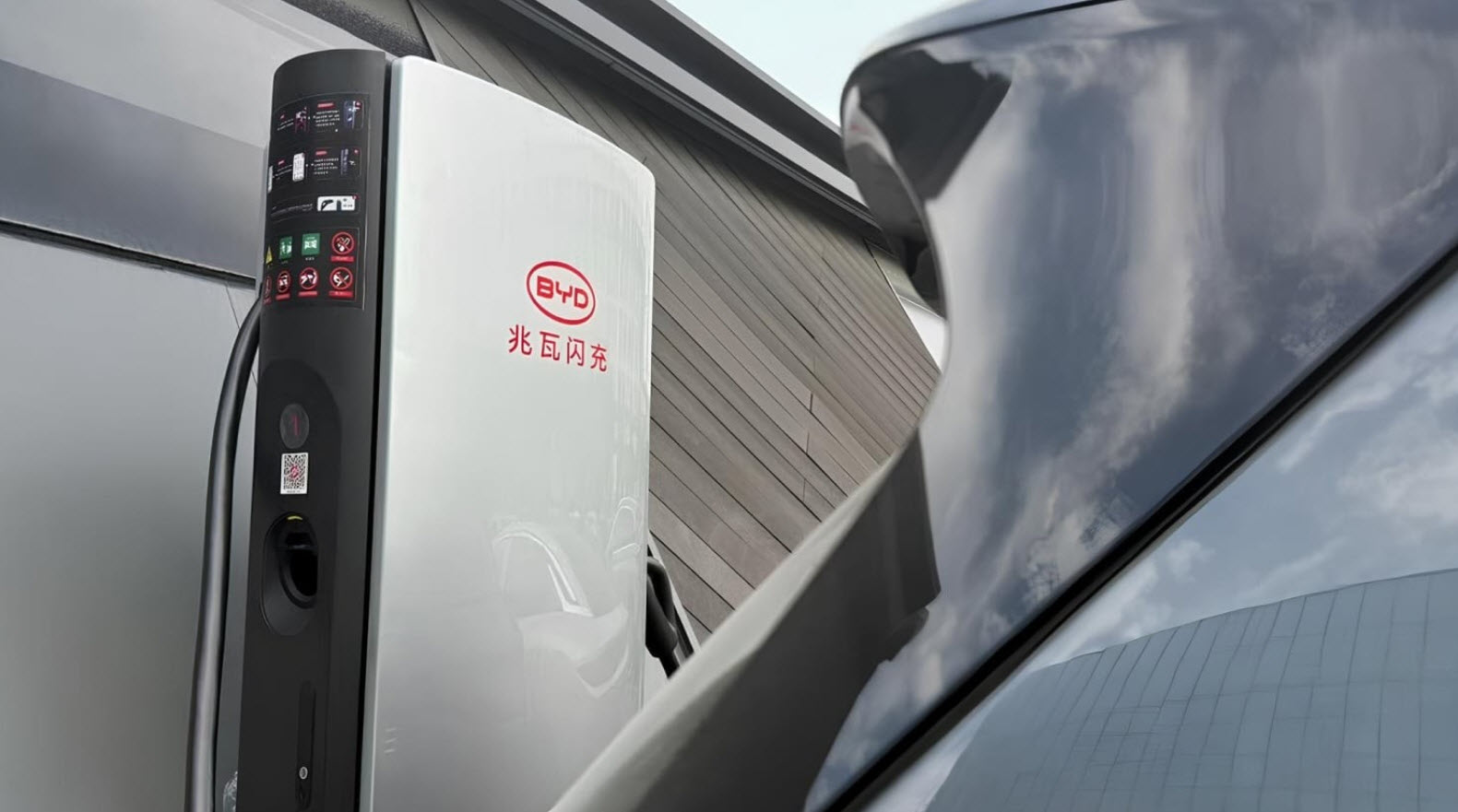 BYD, Super e-Platform, electric vehicles, EV charging, fast charging, 1000kW charging, blade batteries, Han L, Tang L, electric car, China, EV infrastructure, electric mobility, EV adoption
