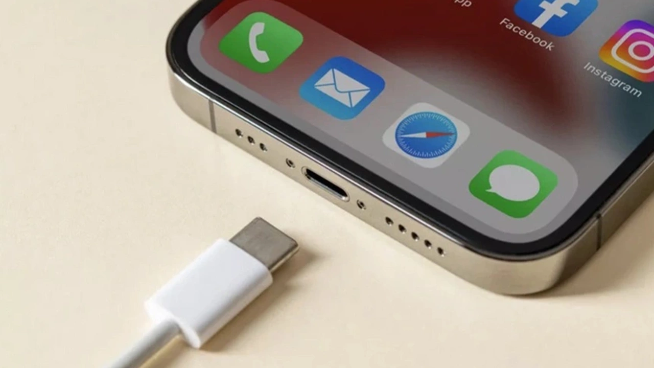 iPhone 17 Air, portless iPhone, wireless charging, MagSafe, Apple, charging port, USB-C, Lightning, Mark Gurman, Ming-Chi Kuo, iPhone design, thinner iPhone, technology, EU mandate, regulatory bodies, iPhone rumors, iPhone news, Apple rumors, Apple news
