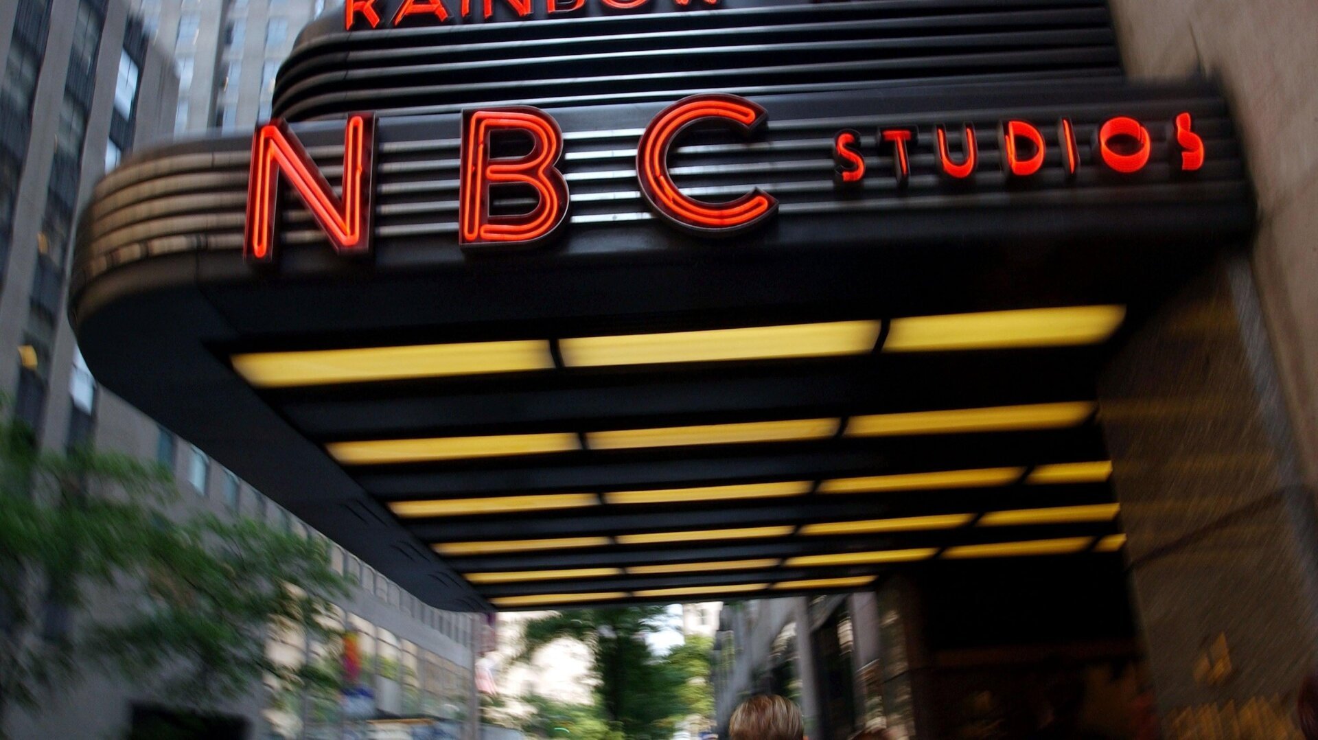 YouTube TV, NBCUniversal, Peacock, contract dispute, streaming, channels, programming, Sunday Night Football, Late Night with Jimmy Fallon, Law and Order SVU, negotiations, agreement, rates, subscription price, Sinclair, regional sports networks
