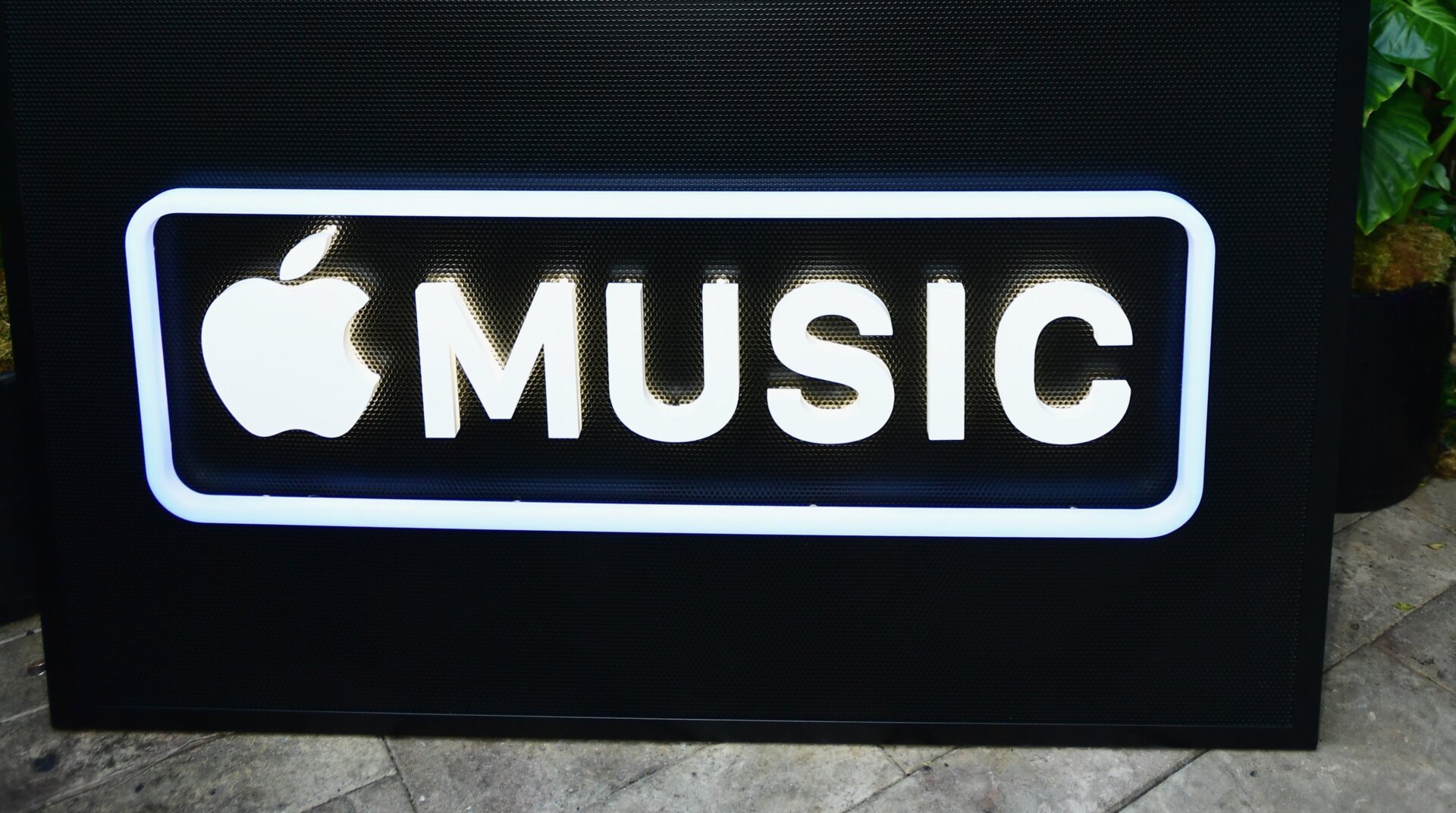 Apple Music, Spotify, royalties, streaming, music, artists, payouts, stream value, creators, music industry, streaming economics, Loud & Clear, transparency initiative, subscription, ad-free, platform, per-stream rates, revenue
