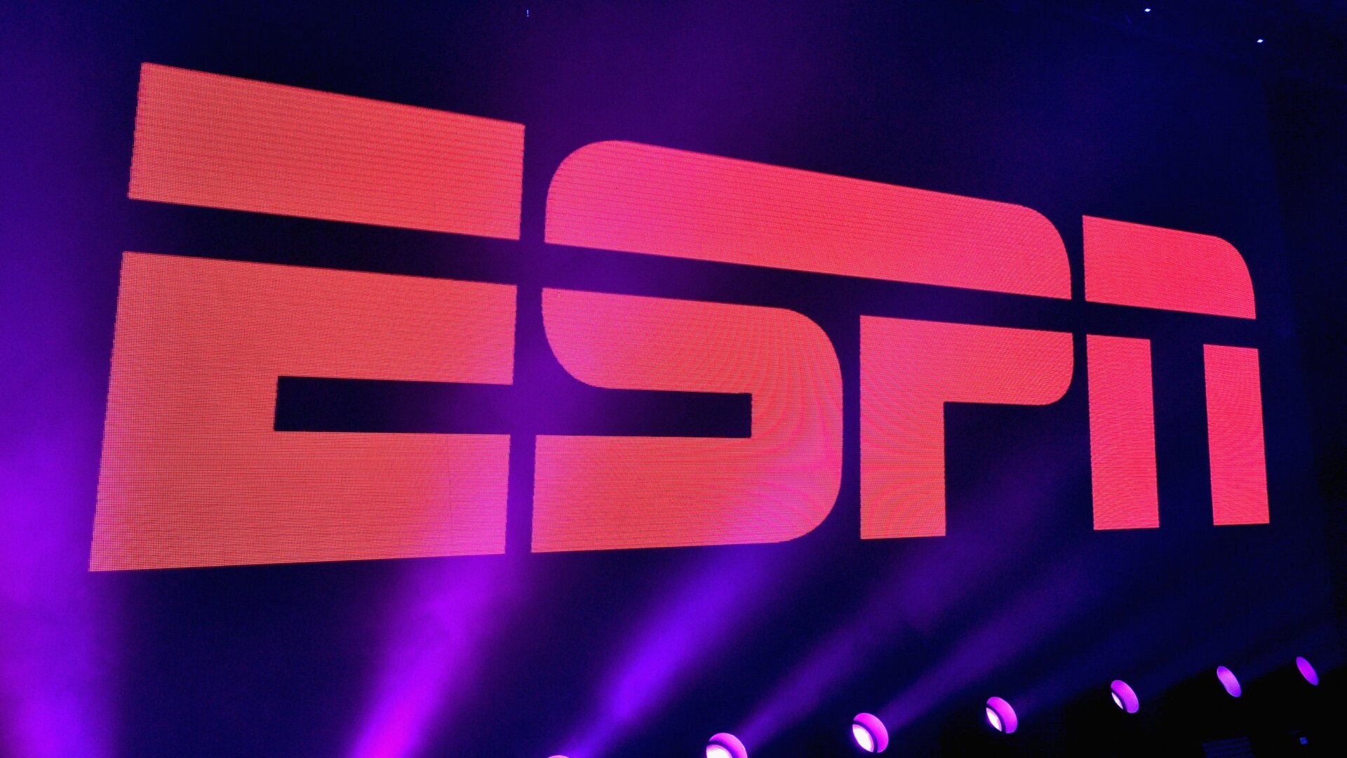 ESPN, Marvel, NBA, alternate telecast, Golden State Warriors, New Orleans Pelicans, Iron Man, Black Panther, Captain Marvel, Captain America, Black Widow, Doctor Strange, Stephen Curry, Draymond Green, Marvel Hero points, Avengers, Thanos, streaming, ESPN2, ESPN+, ESPN Deportes, Gizmodo
