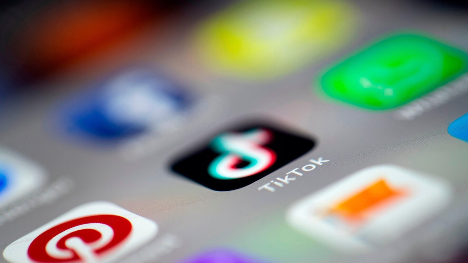TikTok, Shopify, e-commerce, in-app purchases, social media, shopping, online retail, Kylie Jenner, influencer marketing, #tiktokmademebuyit, retail, commerce, social commerce
