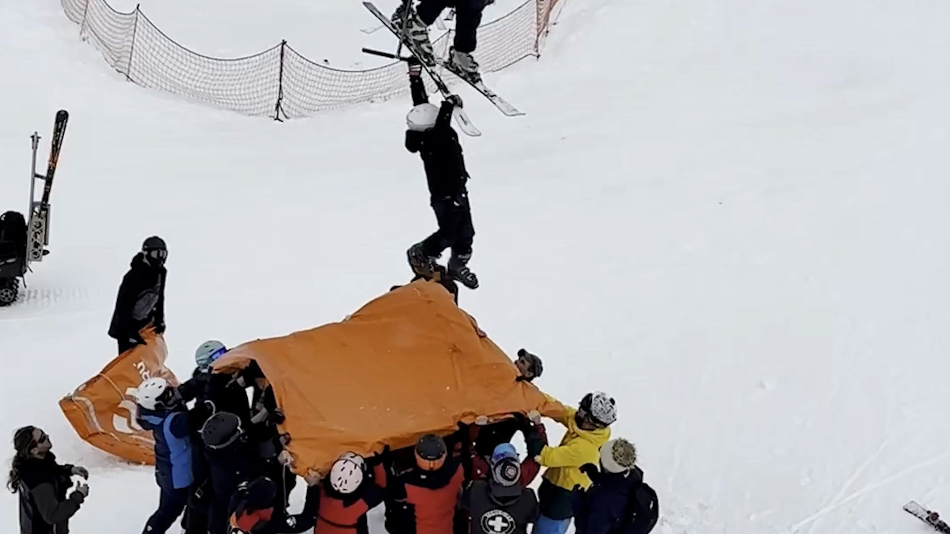 Ski lift rescue, Valdesquí, Spain, skier saved, child dangling, heroic skiers, good news, uplifting video, inspiring video, makeshift cushion, ski accident, ski safety, heartwarming, humankind, news