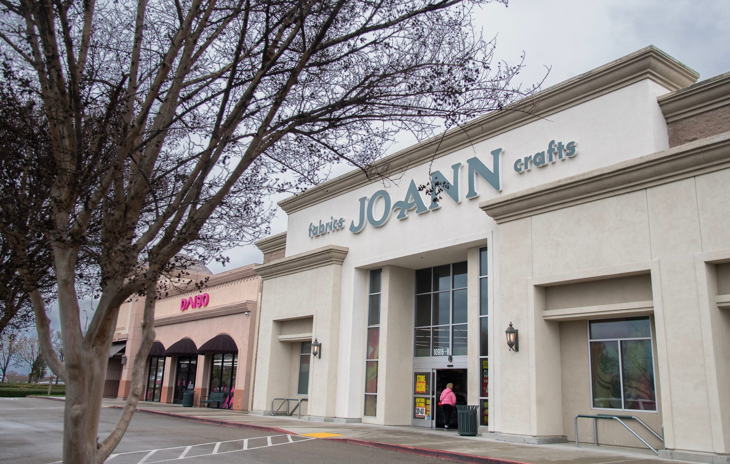 Joann Fabrics, Joann Fabrics closing, Joann Fabrics liquidation, Joann Fabrics scams, online shopping scams, fraudulent websites, Better Business Bureau, gift card policy, Chapter 11 bankruptcy
