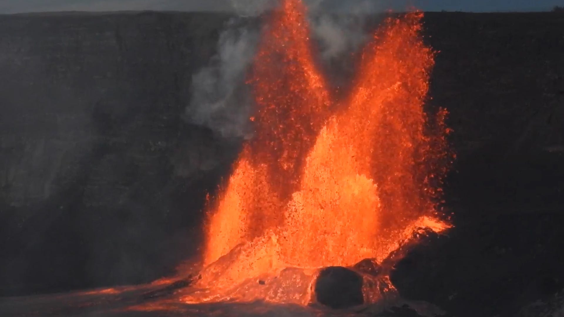 Kīlauea volcano, Hawaii volcano eruption, volcano eruption, Hawaii Volcanoes National Park, Mauna Loa, volcanic gas, Peles hair, U.S. Geological Survey, USGS, volcanic activity, Island of Hawaii, most active volcano, volcano news, volcano update, fountain eruption, lava flow
