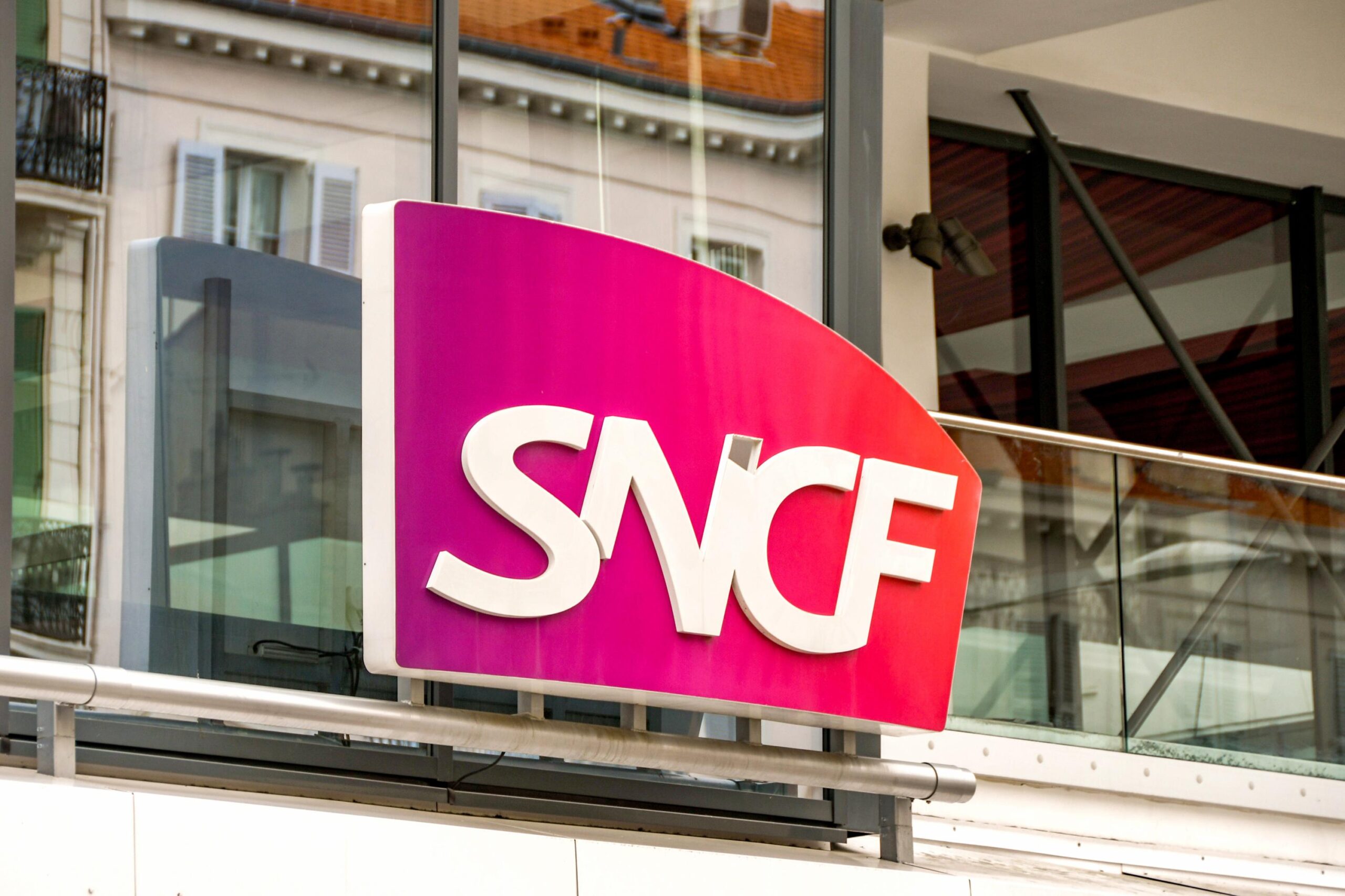 SNCF Voyageurs, Ile-de-France Mobilités, IDFM, Ligne L, Paris-Saint-Lazare, Versailles, Transilien, Concurrence, Délégation de Service Public, Transdev, Cars Express, Aéroport Paris-Charles de Gaulle, Transport Public, Île-de-France, Cheminots, Filiale, Appel d'Offres, Bus, Réseau de transport.
