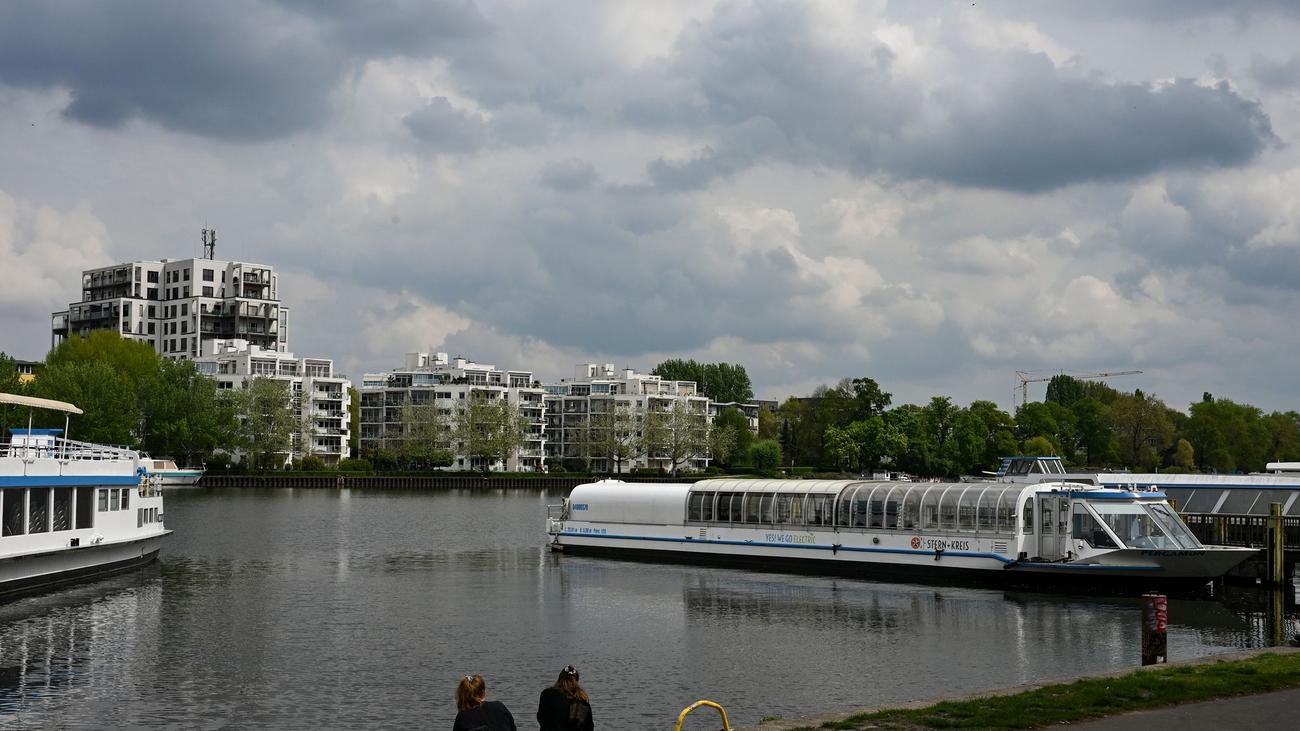 Berlin weather, Brandenburg weather, weekend weather, thunderstorm, heavy rain, hail, storm gusts, temperature drop, weather forecast, DWD, German Weather Service, cold weather, frost, showers
