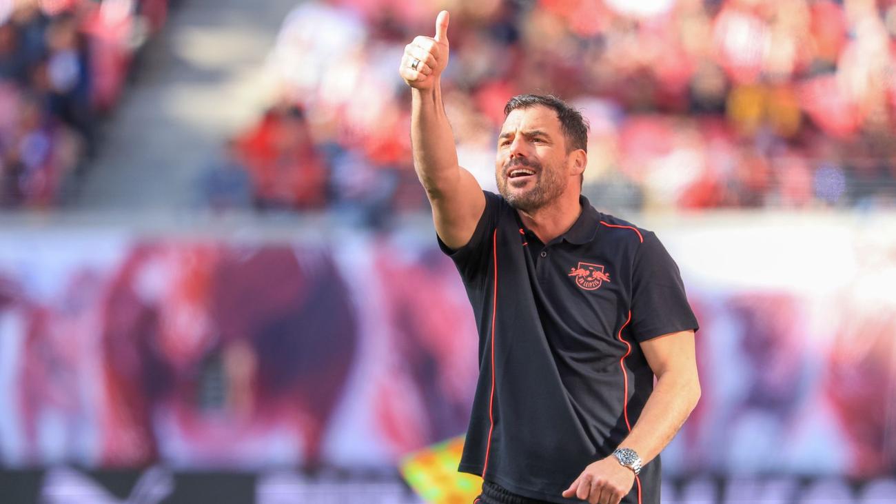 RB Leipzig, Zsolt Löw, FC Bayern München, Meisterfeier, Bundesliga, Fußball, Taktik, Motivation, Leidenschaft, Willi Orban, Peter Gulacsi, David Raum, Xavi Simons, Red Bull Arena, Spielanalyse, Partycrasher
