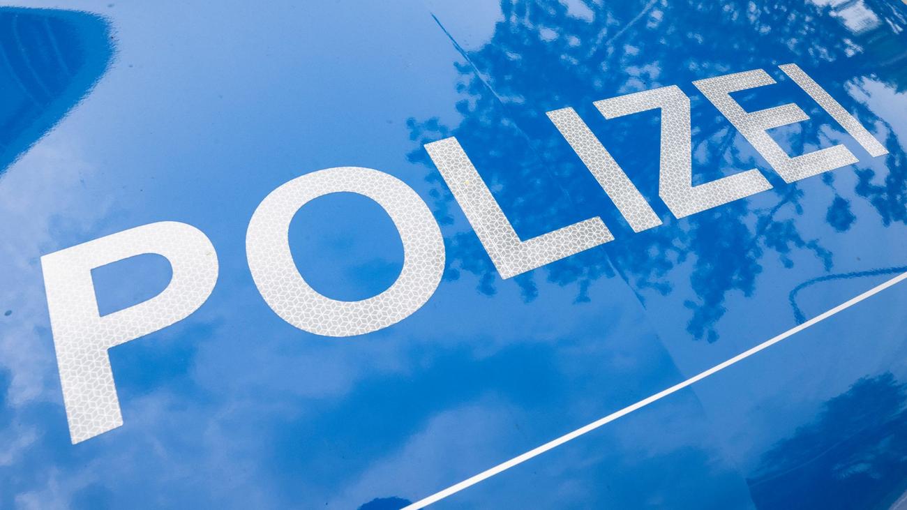 Illegal car race, Velbert, Essen, pedestrian accident, hit and run, severe injury, police investigation, witness appeal, car seizure, reckless driving, street racing, suspected racers, hit-and-run, 17-year-old pedestrian, unterlassene Hilfeleistung
