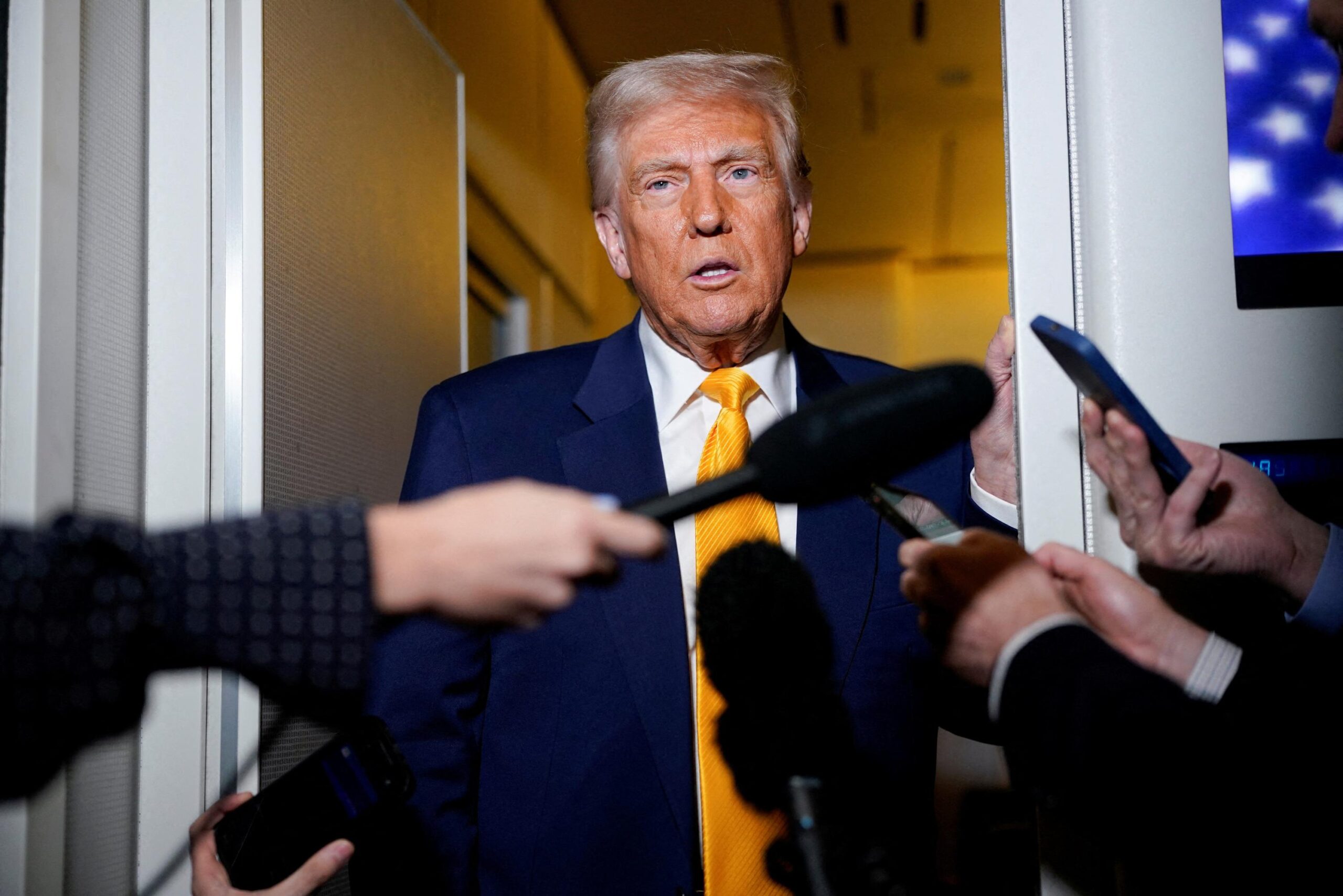 Donald Trump, médias américains, subventions, PBS, NPR, Public Broadcasting Service, National Public Radio, Corporation for Public Broadcasting, biais, indépendance journalistique, sondages, popularité, Washington Post, ABC News, New York Times, fraude électorale, ingérence électorale, Associated Press, Golfe du Mexique, Golfe d'Amérique, Voice of America, Radio Free Europe/Radio Liberty, Radio Free Asia, censure, liberté de la presse, financement public des médias, Trump administration, Truth Social

