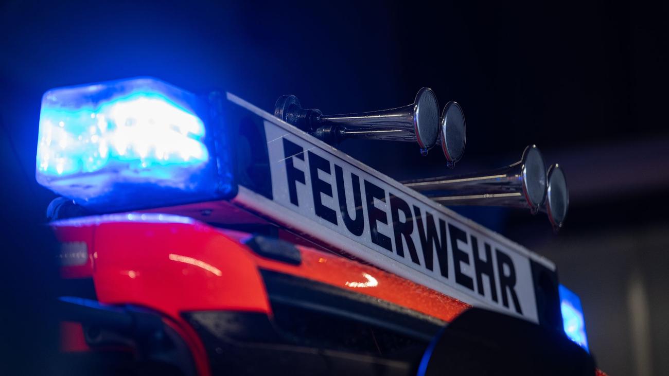 fire, Jena, disposal company, smoke, fire damage, six-figure damage, fire brigade, police, investigation, Germany
