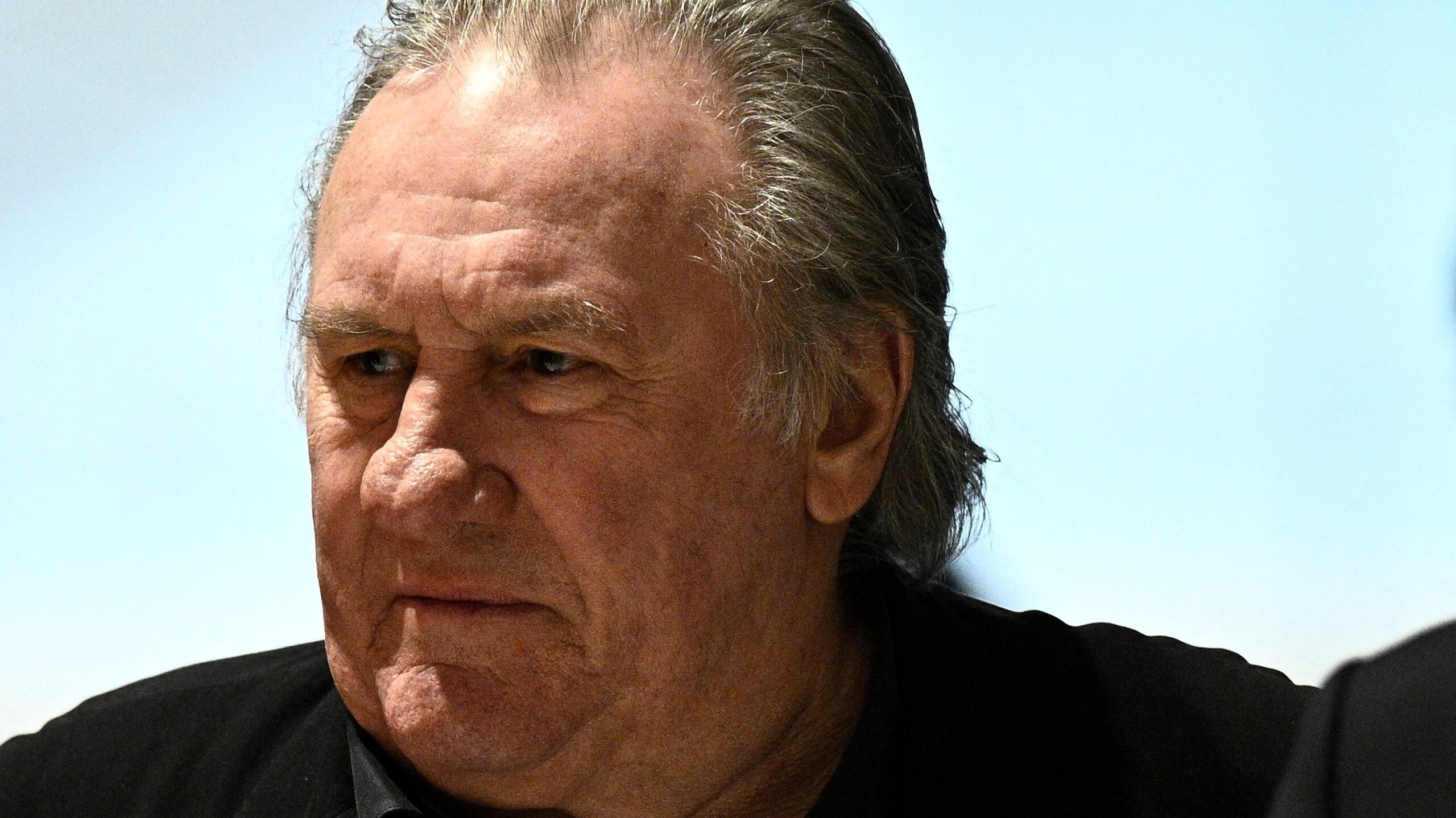 Gérard Depardieu, Fanny Ardant, Elle regardait sans plus rien voir, film, tournage, Açores, Portugal, agressions sexuelles, procès, justice, Charlotte Arnould, Les Volets verts, cinéma, actualités, Ricardo Pereira, Ana Padrao, Victoria Guerra, Facts Azores, BFMTV, Ana Pinhao Moura, magicien de l'île, film portugais, accusations, défense, amitié, pardon

