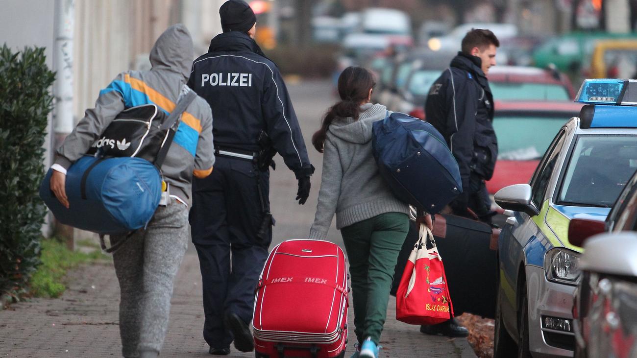 Abschiebung, Sachsen, Ausländer, Rückführung, Straftäter, Freiwillige Ausreise, Innenminister Schuster, Asylbewerber, Ausländerbehörden, Landesdirektion, Georgien, Kroatien, Polen, Tschechien, Slowakei, Serbien, Tunesien, Frankreich, Türkei, Venezuela, Syrien, Russland
