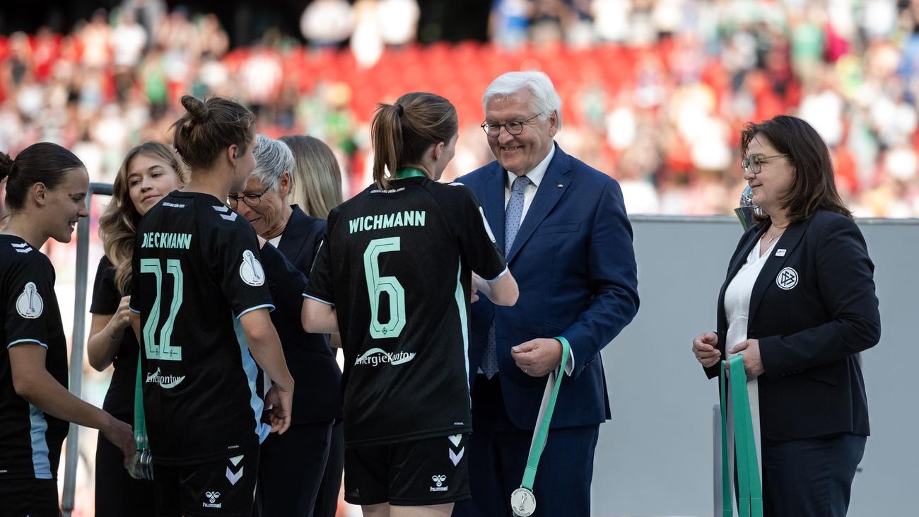 Werder Bremen, FC Bayern Munich, DFB Pokal Frauen, Women's Soccer, Football, Livia Peng, Thomas Horsch, Klara Bühl, Lea Schüller, Rieke Dieckmann, Larissa Mühlhaus, Tuana Mahmoud, Lina Hausicke, Pokalfinale, German Cup, Match Report, Analysis, Fans, Cologne, Müngersdorf
