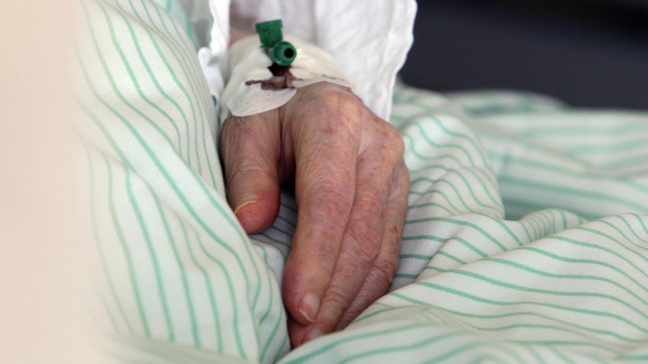 Ambulatory care, elderly patients, hospital stays, AOK Rheinland-Pfalz/Saarland, hospital report, preventable hospitalizations, nursing care, demographic change, staff shortages, geriatric care, healthcare costs, medical complications, healthcare reform, Rheinland-Pfalz, Saarland
