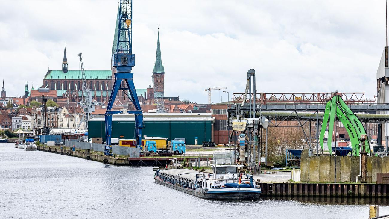 Schleswig-Holstein, ports, infrastructure, renovation backlog, SSW, Sybilla Nitsch, infrastructure fund, federal special assets, state special assets, Dagebüll, Husum, Wyk auf Föhr, Flensburg, Kiel, Lübeck, Brunsbüttel, Helgoland, Rendsburg, Pellworm, Hooge, Glückstadt, Skandikai, offshore supply, LNG terminal, investment needs, regional economy, tourism, ferry traffic, border traffic, Scandinavia
