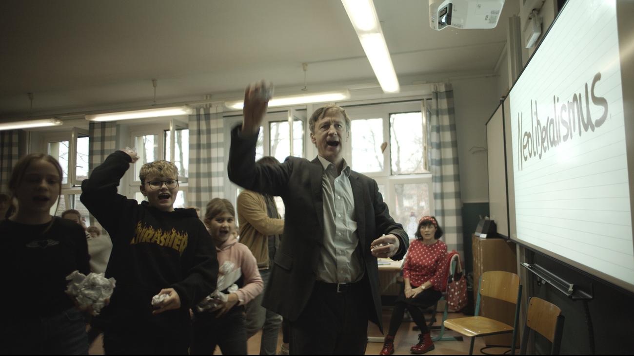 Muxmäuschenstill, Muxmäuschenstill X, Jan Henrik Stahlberg, Marcus Mittermeier, Film Review, German Cinema, Satire, Mockumentary, Neoliberalism, Political Commentary, Filmfortsetzung, Max Ophüls Preis, Berlin, Elstertrebnitz, AfD
