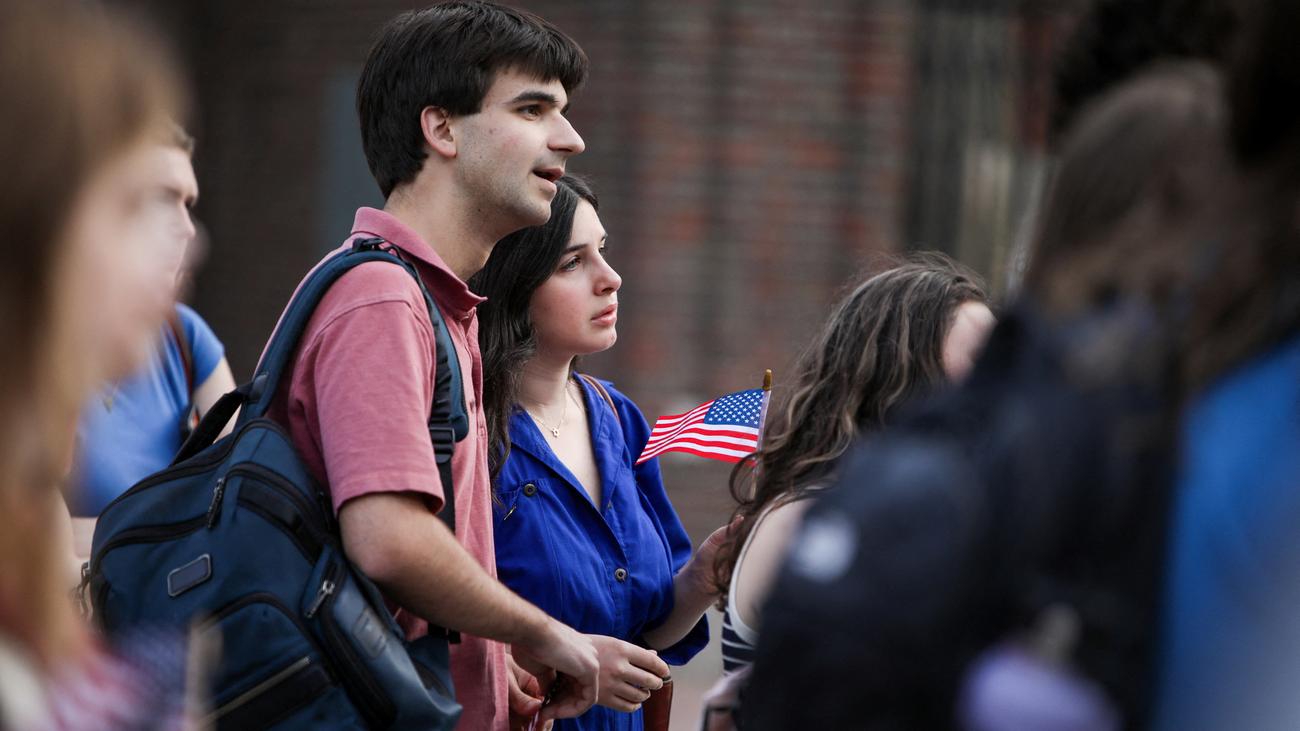 Donald Trump, Harvard University, Steuervorteile, Steuerbefreiung, Hochschulwesen, politische Organisation, Bundesmittel, Studierendenvisa, Diversitätsabteilungen, Einwanderungsbehörde, Antisemitismus, Antiamerikanismus, Marxismus, Linksradikalismus, Forschungsgelder, Klage, Hochschulpolitik, Antidemokratisch, Antipluralistisch, Nationalistisch, Protektionistisch, Staatsapparat, Entlassungen, Kulturkämpferische Agenda, Minderheiten, Wokeness, Dekret, Invasion, Notstand, US-Grenze, Mexiko, Einwanderer, Abschiebung, Geschlechter, Diversitätsprogramme, Transgender, Militär, Geschichte, US-Museen, Bildungsministerium, juristische Verfahren
