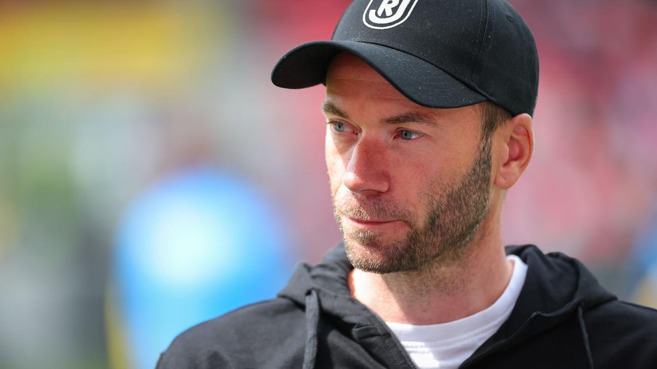 SSV Jahn Regensburg, 1. FC Köln, 2. Bundesliga, Abstiegskampf, Andreas Patz, Fußball, Abstieg, Saison 2023, Spieltag 32, Verletzungen, Aufstiegstrainer, Joe Enochs, Domstadt, Überraschung, Klassenerhalt, Rechnerischer Abstieg
