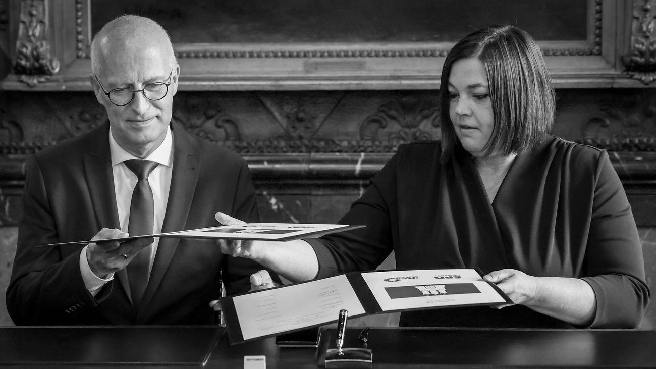 Hamburg, Koalitionsvertrag, rot-grüner Senat, Bürgerschaftswahl, Wohnungsproblem, Mobilitätswende, Hafen, Straßen, Brücken, Sanierung, Wirtschaftskrise, Innovation, Elbvertiefung, Podcast, ZEIT, Hamburg-Podcast, Florian Zinnecker, Kristina Läsker, Christoph Twickel, Frank Drieschner, Christoph Heinemann, Maria Rossbauer
