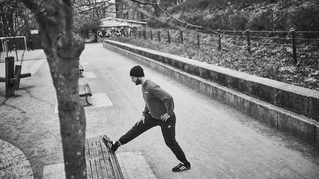 Fitness, Personal Trainer, Sebastian Grüner, ZEIT am Wochenende, Parkbank Workout, Outdoor Fitness, Exercise, Health, Wellness, Strength Training, Berlin, Bodyweight Training, Park Exercises, 2025, Workout, Fitness Coach
