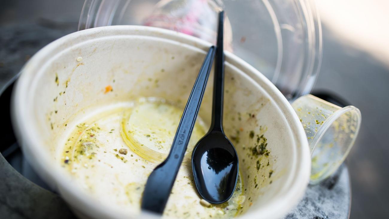 Verpackungssteuer, Einweg-Kaffeebecher, Einweg-Essensboxen, Tübingen, Bundesverfassungsgericht, Kommunen, Städte, Abgabe, Bremen, Senat, Einweggeschirr, Müllreduzierung
