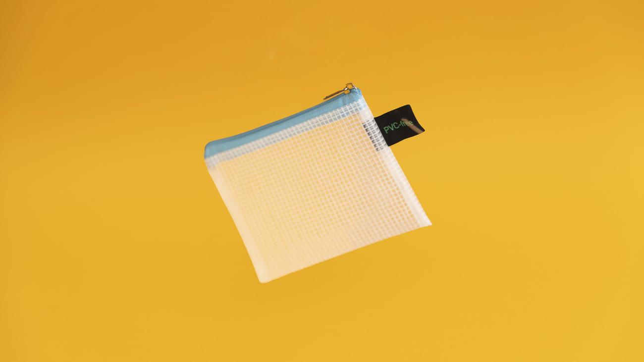 Ode to a Thing, Product Review, ZEIT am Wochenende, Handbag, Organization, Storage, Humor, Subjective Review, 2025, Magazine Article
