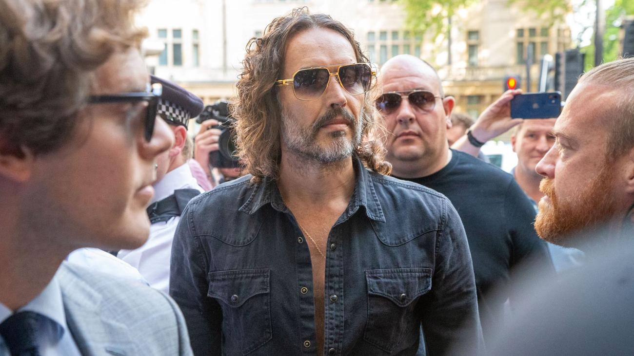 Russell Brand, Vergewaltigung, Anklage, Gericht, Prozess, sexuelle Belästigung, Nötigung, Vorwürfe, Ermittlungen, Old Bailey, Katy Perry, Prominente, Nachrichten, Großbritannien, London, Strafgerichtshof, sexueller Missbrauch
