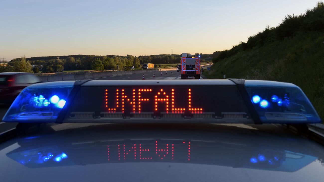 Auffahrunfall, Autobahn 7, A7, Schwaben, Allgäu, Sulzberg, Verkehrsunfall, Kinder verletzt, nicht angeschnallt, Kindersitz, Mittelschutzplanke, geplatzter Reifen, Bergungsarbeiten, Sicherheitsabstand, fahrlässige Körperverletzung, Vollsperrung, Verkehrsunfall, Autobahnunfall
