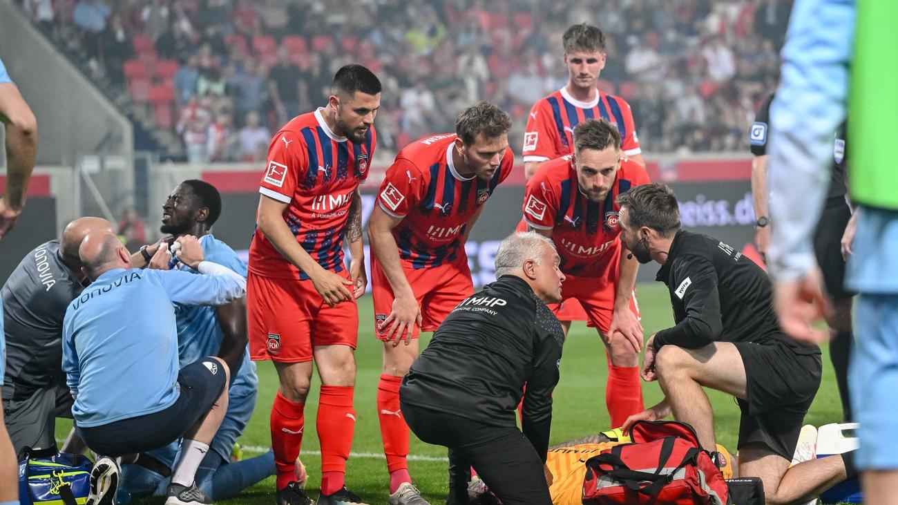 Kevin Müller, Injury, 1. FC Heidenheim, VfL Bochum, Bundesliga, Football, Soccer, Goalkeeper, Collision, Medical Treatment, Frank Feller, Ibrahima Sissoko, On-field Injury, Player Safety, Sports News
