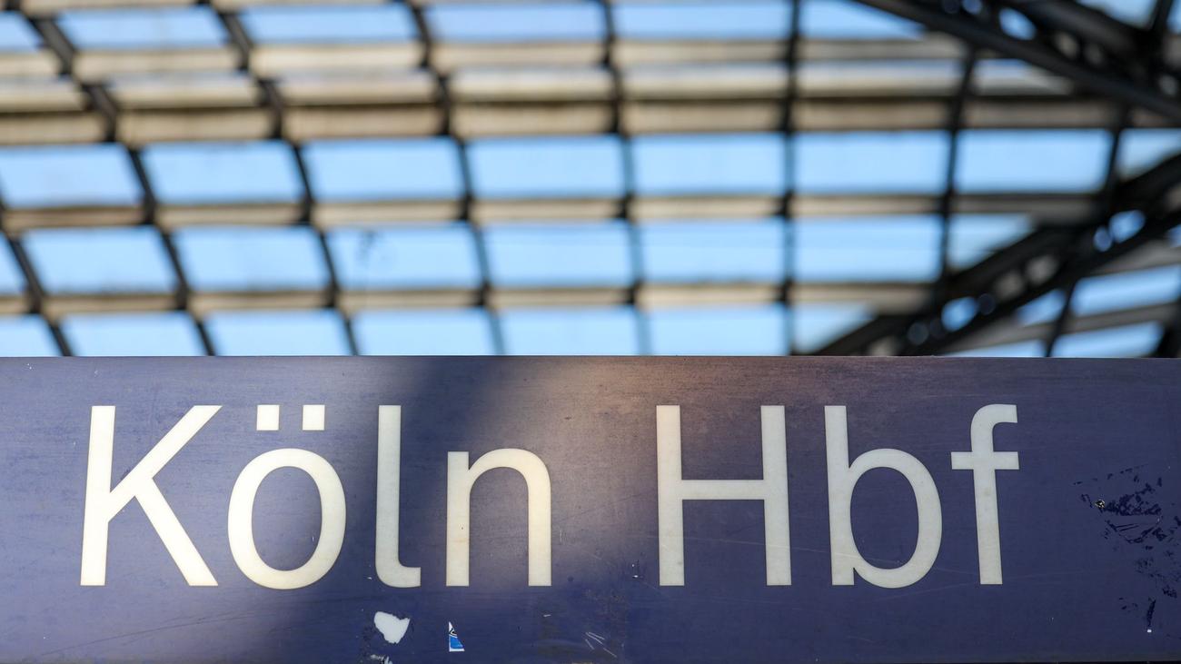 Cologne Central Station, Kölner Hauptbahnhof, train closure, train disruption, Deutsche Bahn, ICE-Sprinter, Bonn, Cologne, Berlin, electronic signal box, rail traffic, travel, NRW, North Rhine-Westphalia, commuters, Rhine, Aachen, Euskirchen

