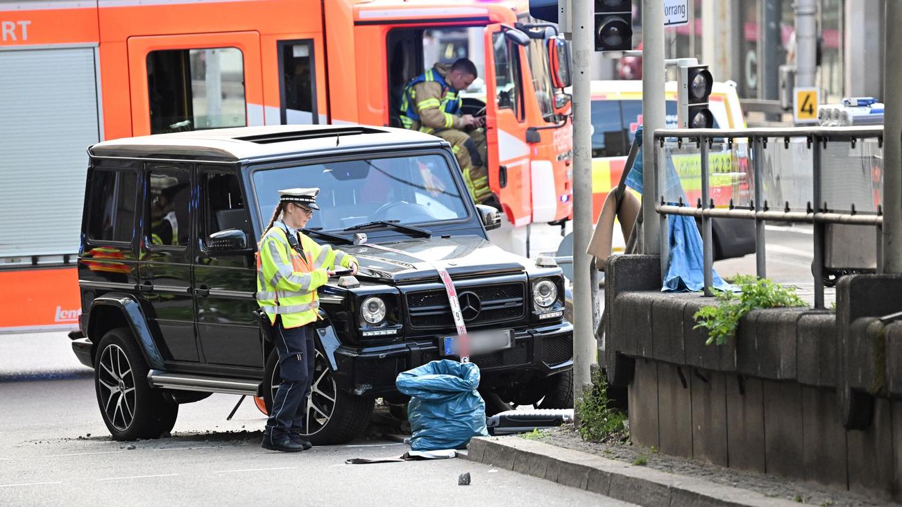 Stuttgart, accident, Olgaeck, car accident, Mercedes-G-Klasse, pedestrian accident, traffic accident, Germany, news, fatal accident, U-Bahn, public transportation, injuries, investigation, police, Geländewagen
