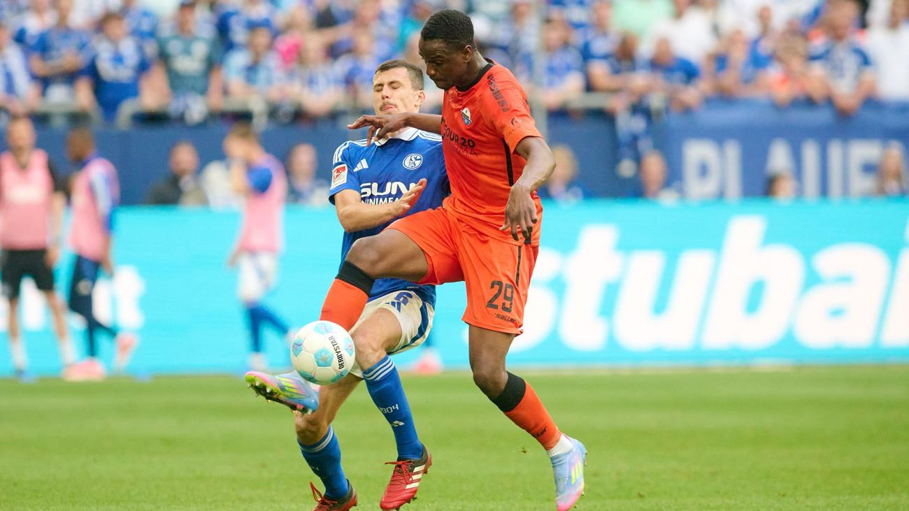 SC Paderborn, FC Schalke 04, 2. Bundesliga, Aufstiegsrennen, Relegationsplatz, Hamburger SV, SV Darmstadt, Raphael Obermaier, Marvin Mehlem, Justin Heekeren, Filip Bilbija, Klassenerhalt, Preußen Münster, Kees van Wonderen, Trainerentlassung, Fußball
