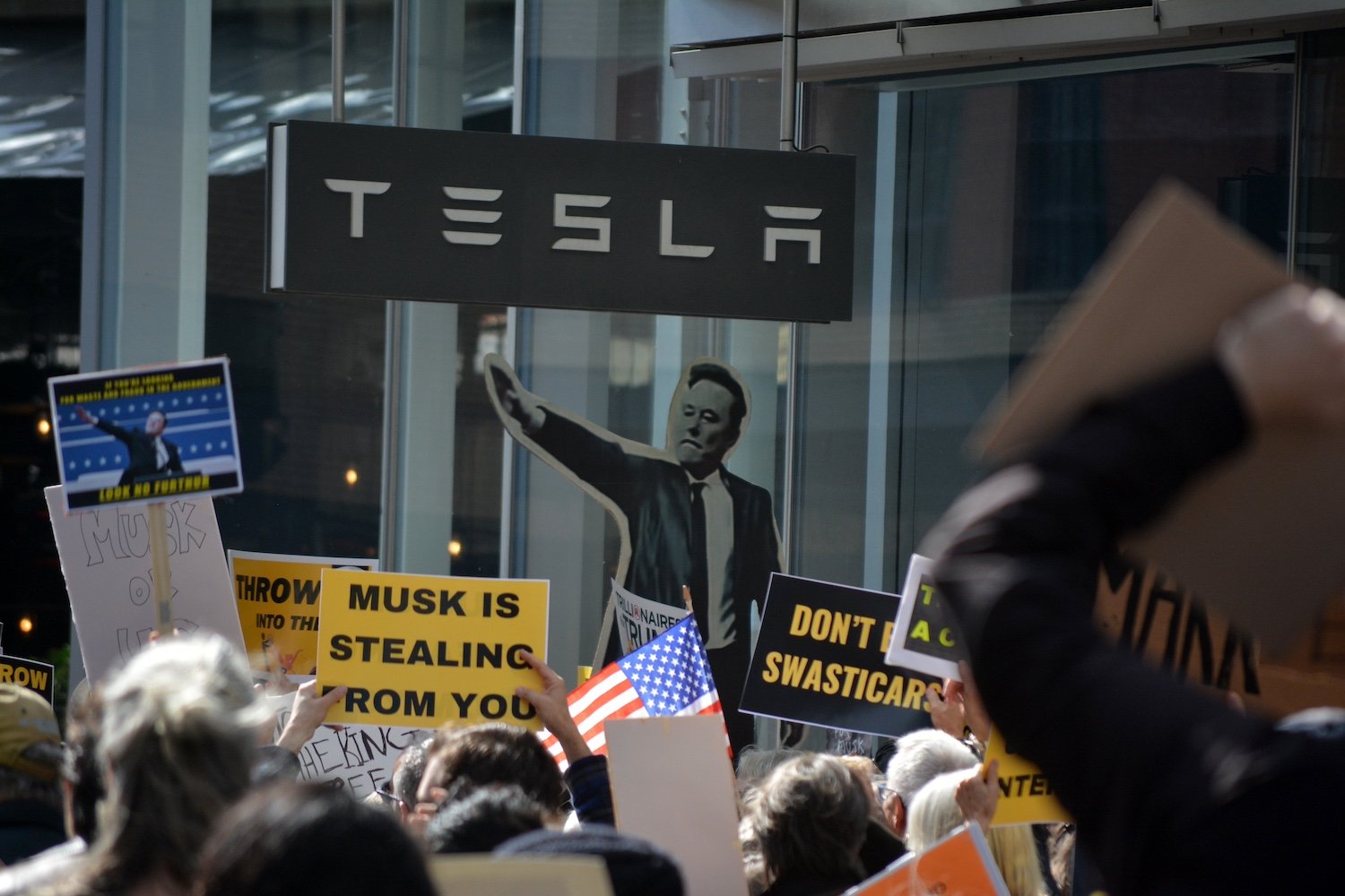 Tesla, Tariffs, Trump, Elon Musk, Auto Industry, USMCA, Automakers, Electric Vehicles, Trade, US Manufacturing, Import Duties, Tesla Stock, Reshoring, Domestic Content, Automotive Industry, Car Manufacturing, Economic Impact, Global Trade, US-China Trade, Model X, Model S
