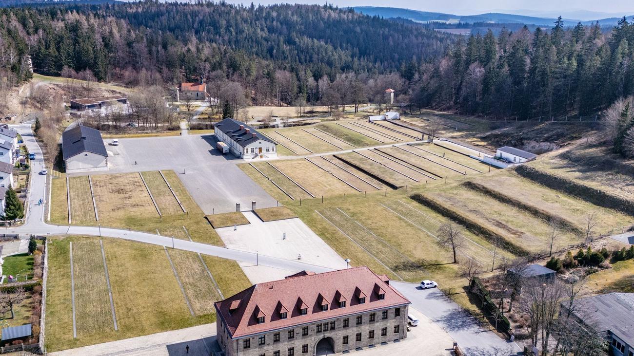 BayernHistory app, National Socialism, Nazi era, NS-Erinnerungsorte, Holocaust remembrance, Bavarian history, historical app, interactive map, virtual reality, Landsberg am Lech, Wolfgang Hauck, KunstBauStelle, BerlinHistory, KZ-Gedenkstätten, Edith Raim, Landshut, German history, World War II, memorials, historical preservation, digital history, historical education, youth engagement, civic engagement, Deutsche Stiftung für Engagement und Ehrenamt, podcasts, survivor stories, victim stories, historical tours, accessible history, inclusive history, multimedia history, historical exhibitions, local history
