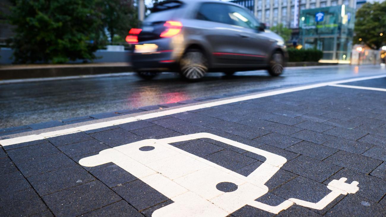 Electric car discounts, EV price cuts, Ferdinand Dudenhöffer, electric car market, EV sales, CO2 emissions, EU regulations, electric car incentives, EV demand, combustion engine discounts, plug-in hybrid discounts, German car manufacturers, EV market growth
