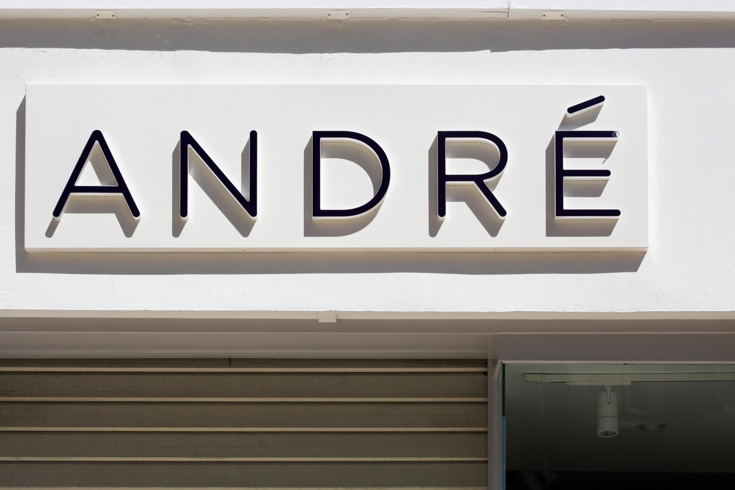 André, Redressement judiciaire, Fashion Network, Optakare, Karim Redjal, New André, Galeries Lafayette Haussmann, 1Monde9, François Feijoo, Spartoo, Vivarte, Prêt-à-porter, Chaussures, Mode, Commerce, Restructuration, Faillite, France, Actualités, Entreprise
