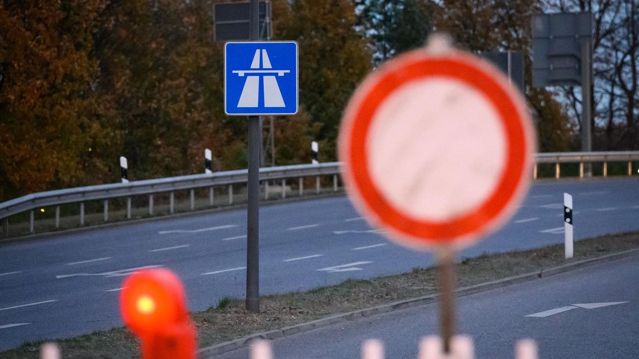 Here are some meta keywords for the article, optimized for search engines:

A45 closure, A43 closure, A42 closure, NRW autobahn closures, weekend road closures, North Rhine-Westphalia traffic, Westhofener Kreuz, Duisburg-Beeckerwerth, Herne-Eickel, roadworks, traffic diversions, autobahn construction, bridge repairs, traffic delays, Rahmedetalbrücke, road closures May 2024, Germany road closures, traffic news NRW
