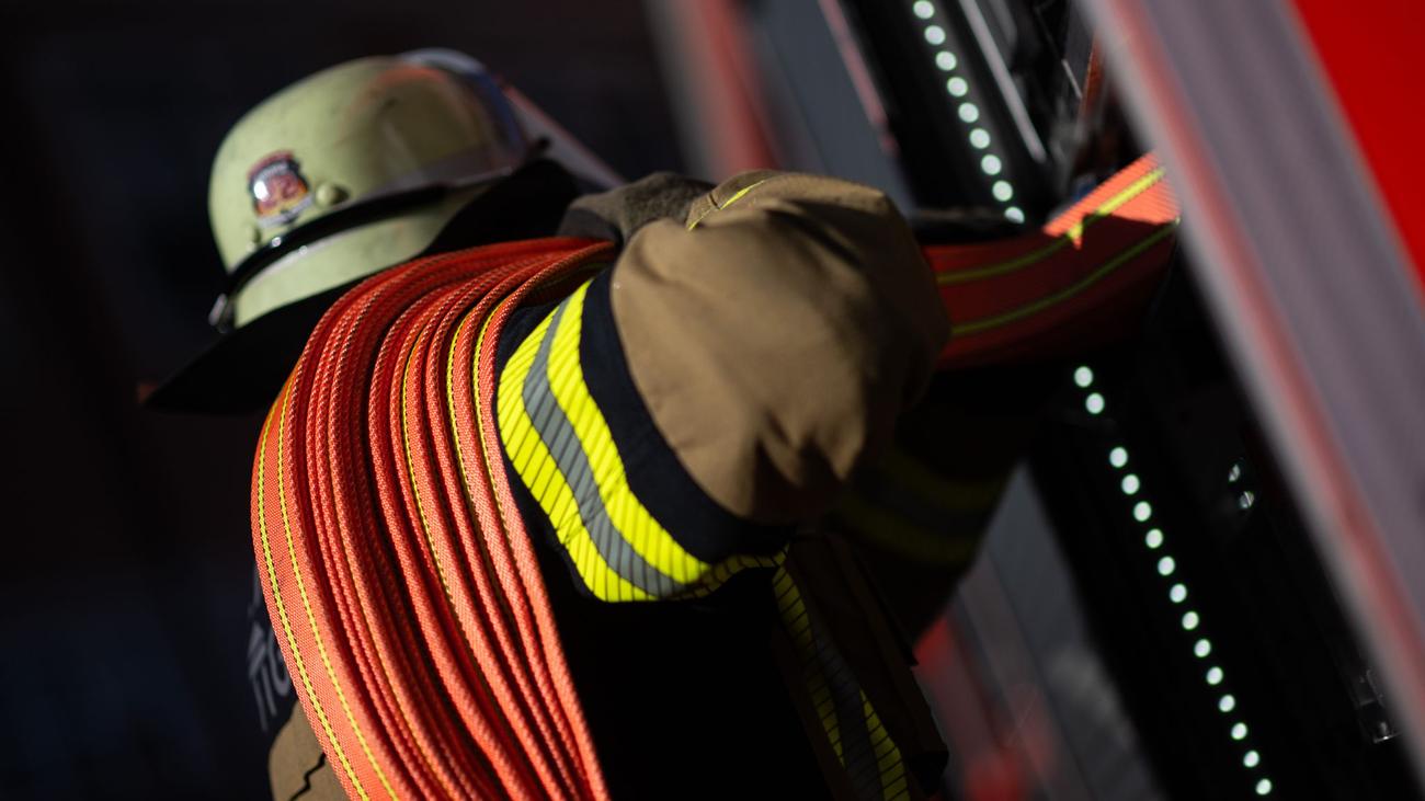Halle, apartment fire, dead body, fire, police investigation, northwest Halle, fire department, mattress fire, balcony fire, cause of fire, identity of deceased
