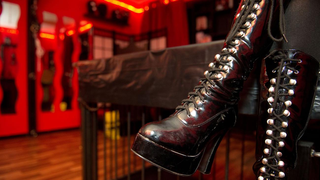 Domina, Steuerhinterziehung, Karlsruhe, Amtsgericht, Sparbuch, Kredit, Rentenversicherung, Steuererklärung, Einkünfte, Zeuge, Vermögensaufstellung, Kontoauszüge, Tätowierung, Piercing, Züchtigung, Betrug, Pforzheim, Prozess, Urteil, Steuer, Pforzheim
