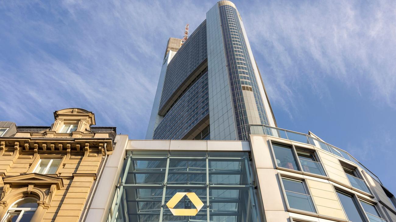Commerzbank, Stellenabbau, Betriebsrat, Verhandlungen, Rahmensozialplan, Rahmeninteressenausgleich, Unicredit, Übernahme, Hauptversammlung, Verdi, Protest, Eigenständigkeit, Personalabbau, mBank, Arbeitsplätze, Deutschland, Finanzkrise, Stellenstreichung, Andrea Orcel
