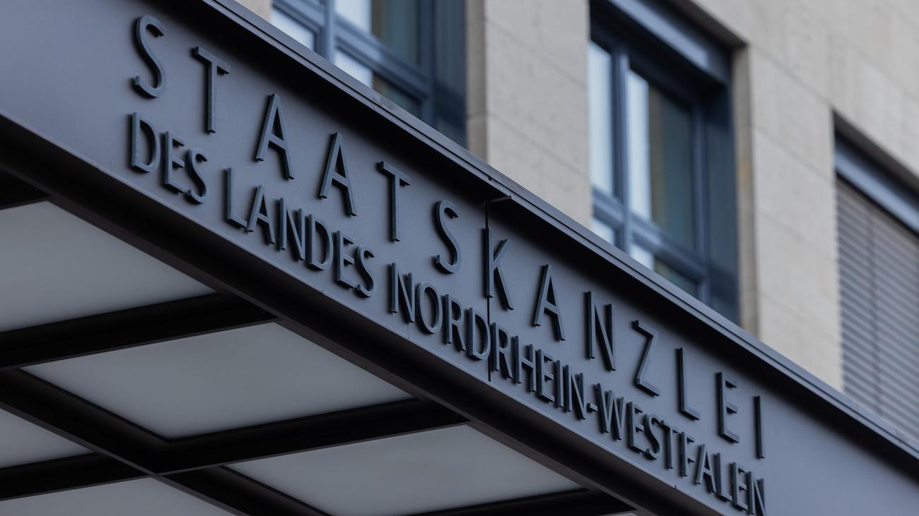 Hendrik Wüst, Staatskanzlei Sanierung, Kostensteigerung, Opposition, CDU, Nutzerwünsche, Architekt, Ermittlungen, Bestechung, Untreue, Landtag, Bericht, Deloitte, Sonderwünsche, Armin Laschet, Bau- und Liegenschaftsbetrieb, Ausschreibung, Wuppertal
