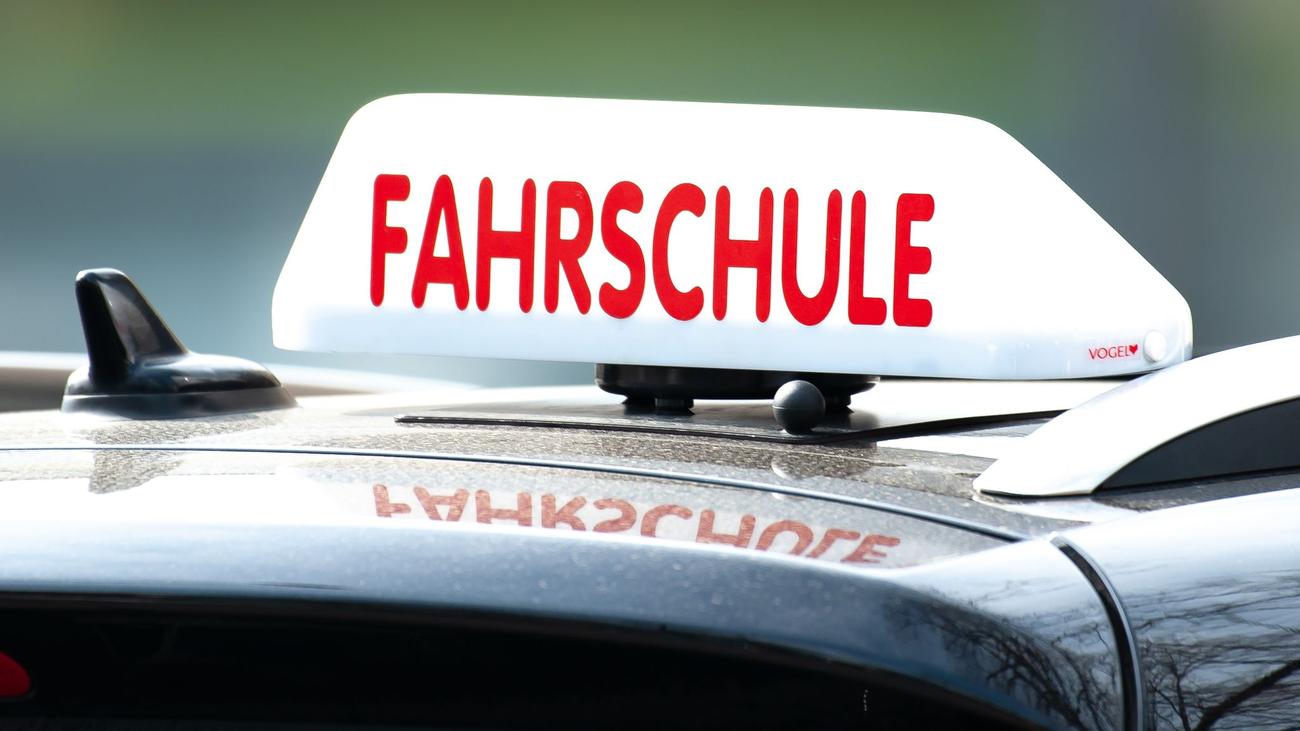 Führerschein, Fahrprüfung, Hamburg, CDU, Fahrprüfer, Theorieprüfung, Praxisprüfung, Wartezeit, Kosten, Philipp Heißner, Senat, Verkehrspolitik, Fahrschule, Führerscheinklasse B, Führerscheinprüfung
