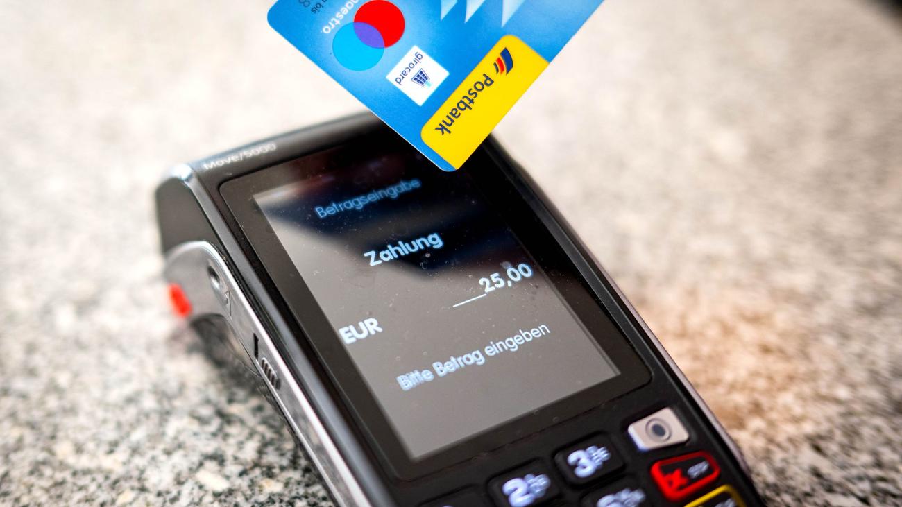 retail sales, payment methods, card payments, cash payments, mobile payments, girocard, EHI study, consumer behavior, transaction volume, point of sale, payment trends, digital payments, Apple Pay, Google Pay, cash withdrawals
