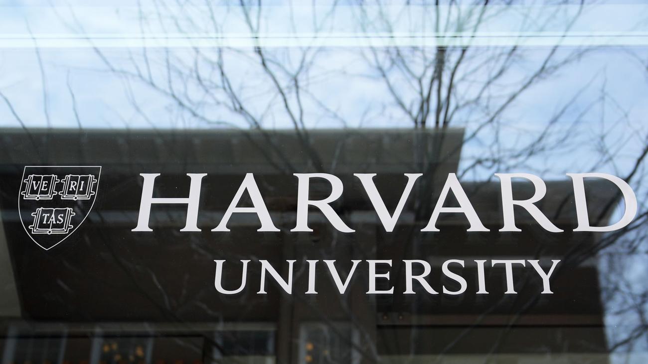 Harvard, US government, Donald Trump, funding cuts, antisemitism, pro-Palestinian demonstrations, free speech, woken ideology, Linda McMahon, Alan Garber, federal grants, university, US universities, political pressure, tax privileges.
